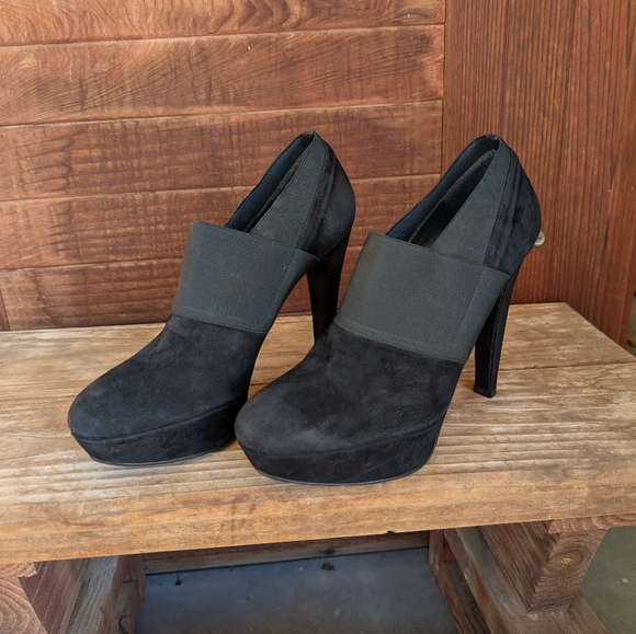 Stuart Weitzman Suede High Heels with Platform and Slip-On Design - Picture 2 of 7